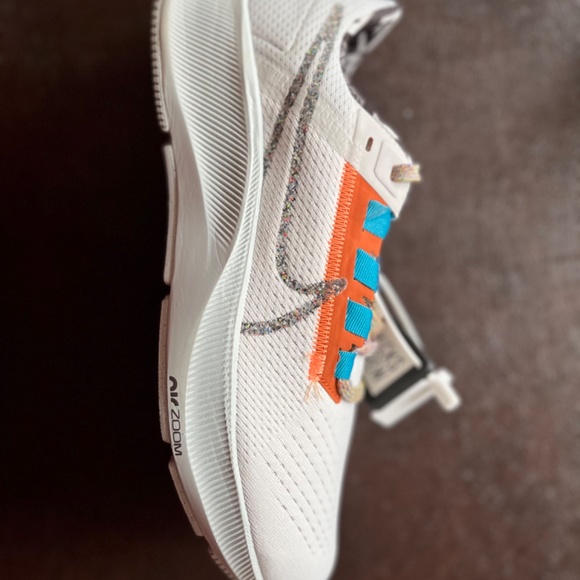 New in Box. Nike Pegasus 38 White Mens US9.5 main image 6